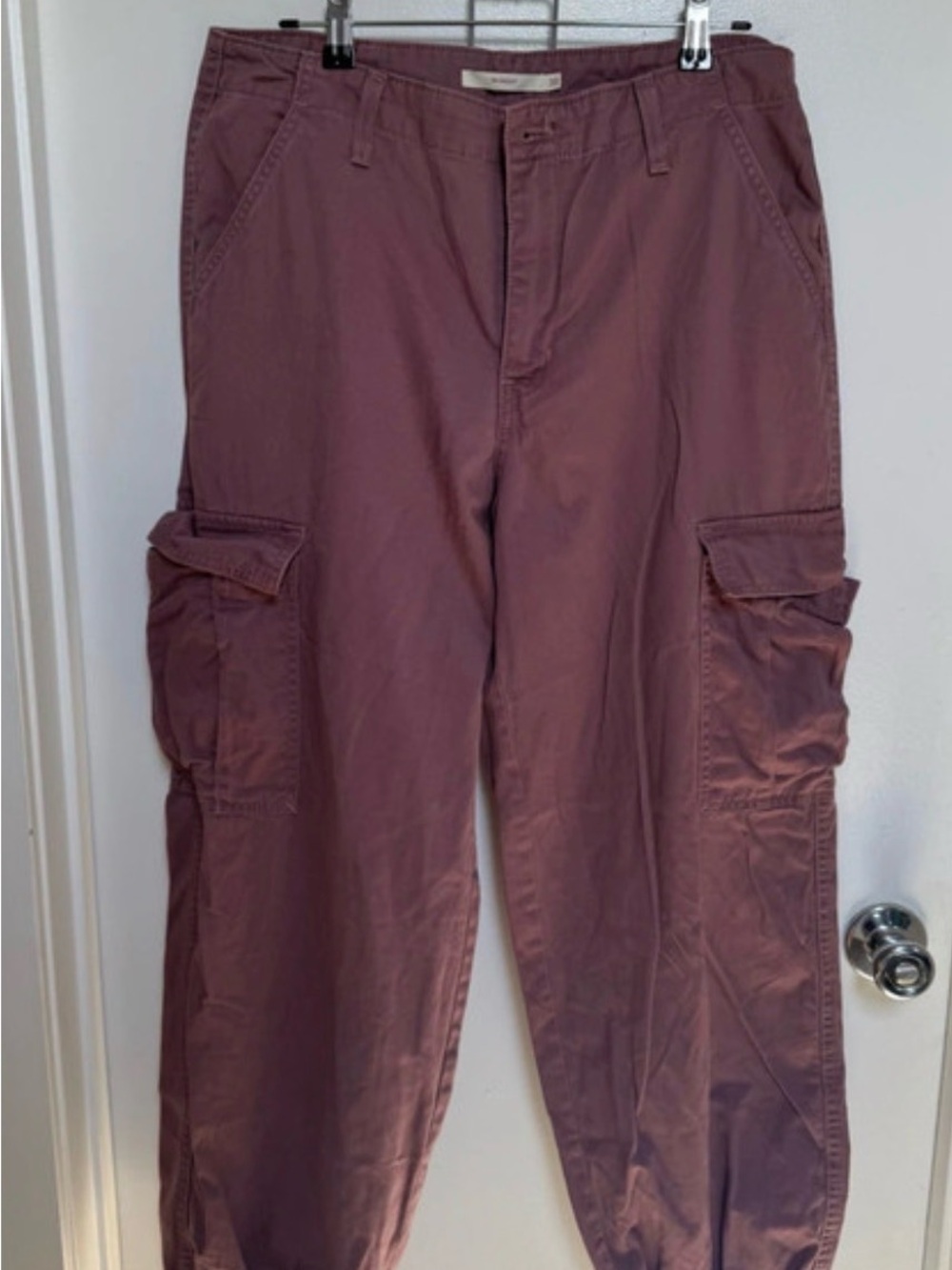 Levi's Women's Cropped Cargo Pants in Dusty Mauve